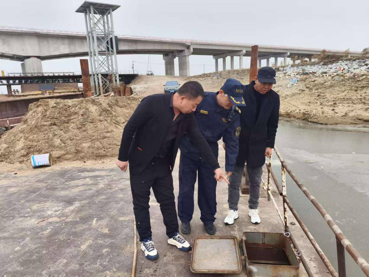 松花江面“37岁”船舶倾斜严重,哈尔滨海事紧急“扶正”