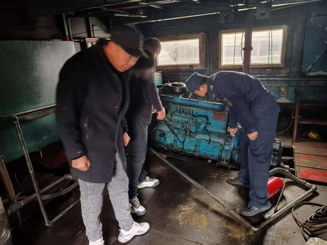 松花江面“37岁”船舶倾斜严重,哈尔滨海事紧急“扶正”