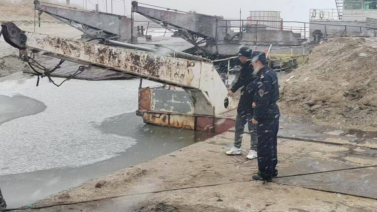 松花江面“37岁”船舶倾斜严重,哈尔滨海事紧急“扶正”