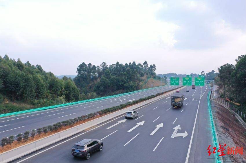 女子得知父亲病危情绪崩溃无法开车，高速公安见其车停应急车道主动当“代驾”