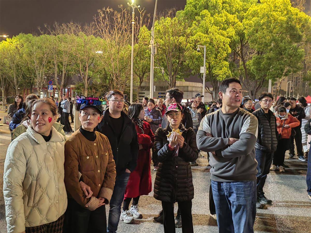 刀郎武汉演唱会落幕：歌迷感谢武汉为演唱会保驾护航，场外歌迷为出场观众让出通道