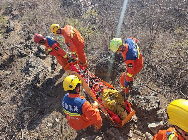 北京几名驴友相约爬山，六旬阿姨被巨石砸中！消防出动救援