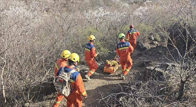 北京几名驴友相约爬山，六旬阿姨被巨石砸中！消防出动救援