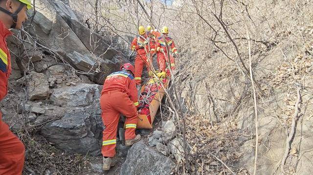 北京几名驴友相约爬山，六旬阿姨被巨石砸中！消防出动救援