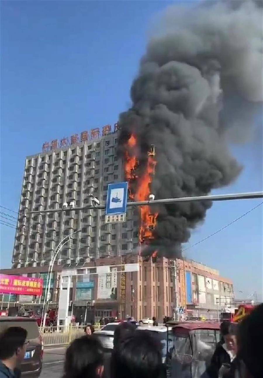 河北衡水一裘皮城突发大火，官方：楼内住户已疏散，大火扑灭无伤亡