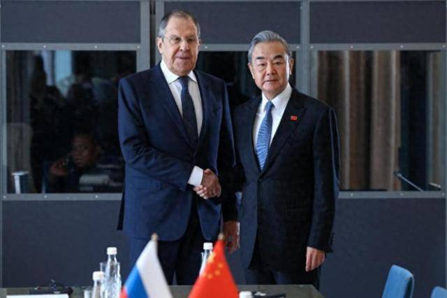 普京要打百年战争，特朗普发飙，中国专机落地，这个局中俄能破