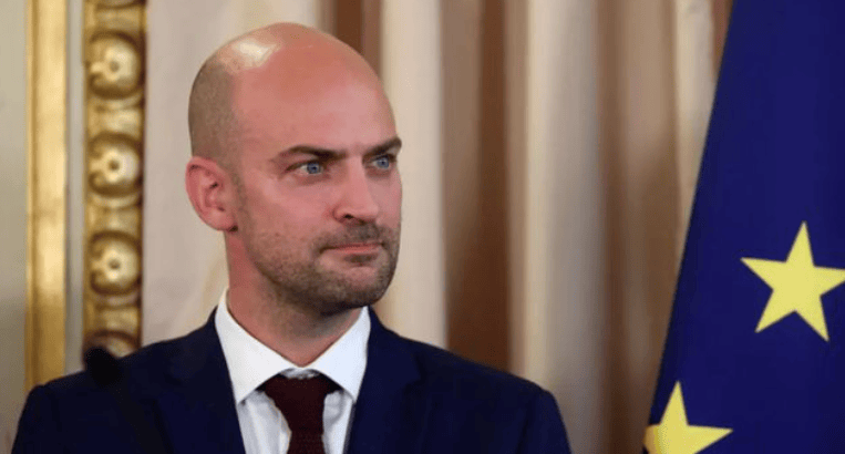 中法发布联合声明,给特朗普送了份“大礼”,法外长一语轰动舆论