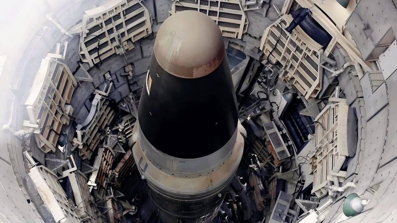 20枚核导弹滞留高速，交警无论怎样都不肯放行，称：必须交罚款！