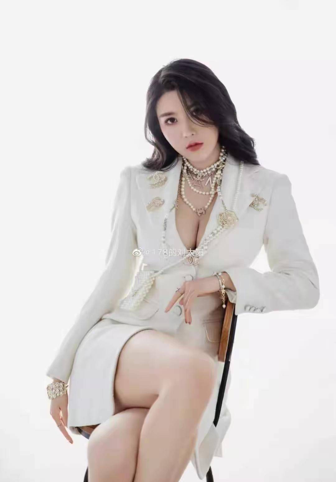 “中国臀神”95后健身圈“卡戴珊”刘太阳!火辣身材具有欧美范