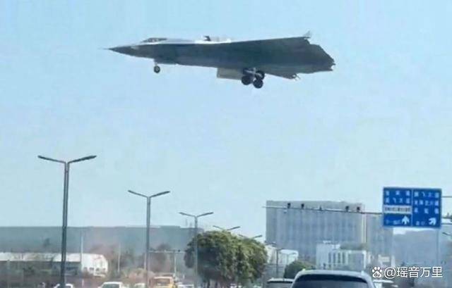 歼-36超低空飞行,美媒:看到双座和涂层!美F-47还没造就过时