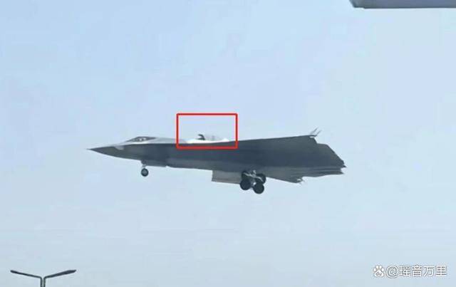 歼-36超低空飞行,美媒:看到双座和涂层!美F-47还没造就过时