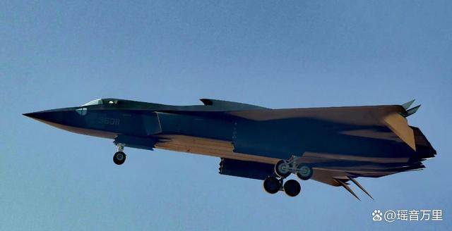 歼-36超低空飞行,美媒:看到双座和涂层!美F-47还没造就过时