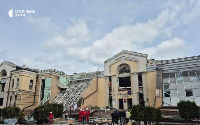 庆功会开在俄军眼皮底下，两枚导弹从天而降，“斩首”乌军旅长