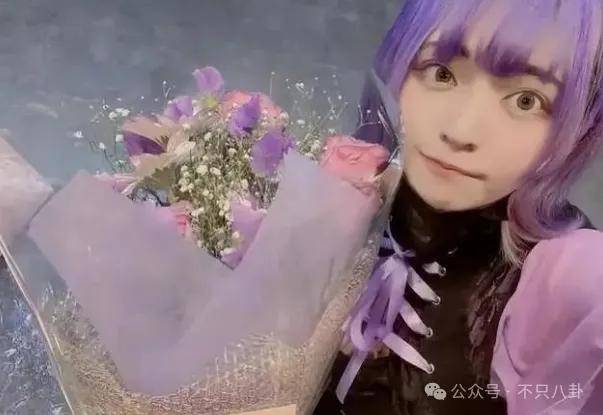 前一天还高高兴兴给粉丝表演，第二天就突发疾病去世了？！