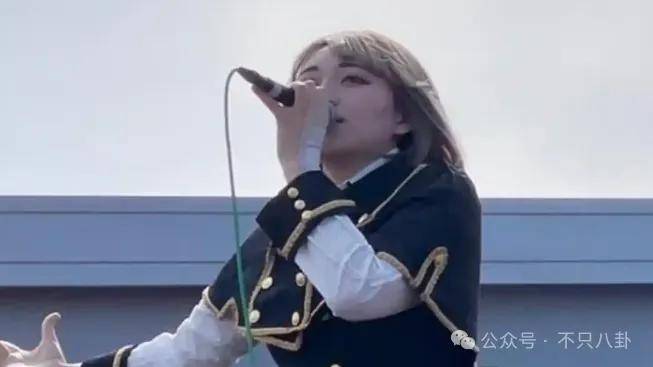 前一天还高高兴兴给粉丝表演，第二天就突发疾病去世了？！