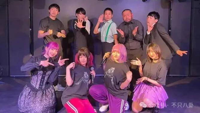 前一天还高高兴兴给粉丝表演，第二天就突发疾病去世了？！