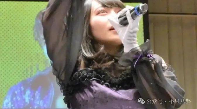 前一天还高高兴兴给粉丝表演，第二天就突发疾病去世了？！