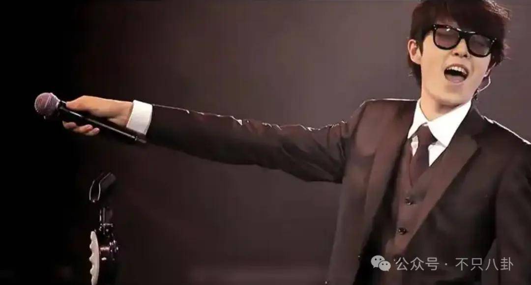 前一天还高高兴兴给粉丝表演，第二天就突发疾病去世了？！