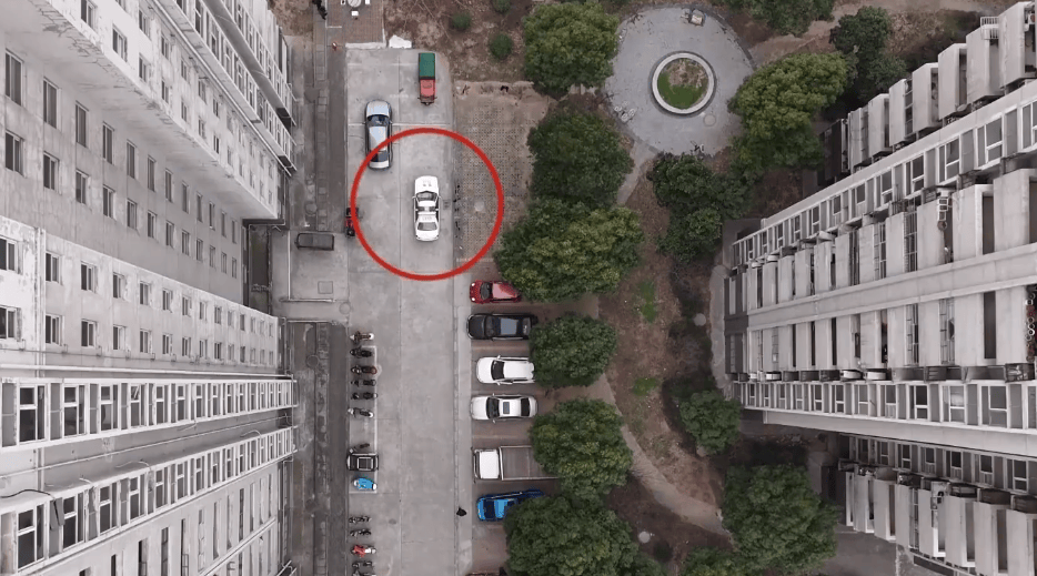 襄阳一男子喝酒怕被妻子发现，从18楼扔下酒瓶，警方验两栋楼DNA！律师：面临刑责