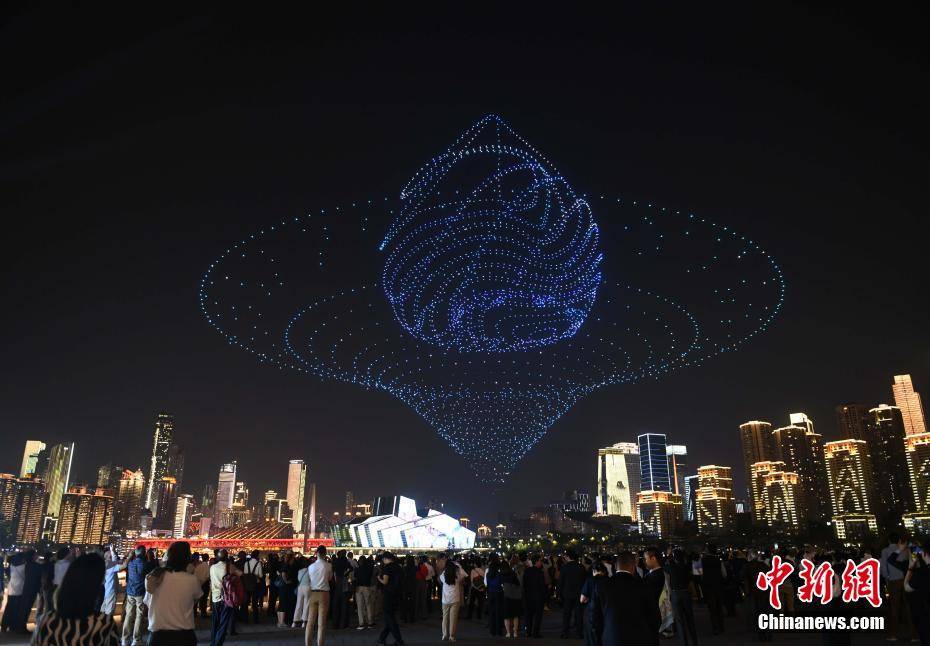 50多个国家的200多名外宾在重庆欣赏无人机灯光秀