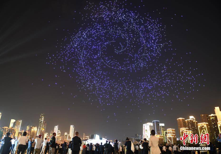 50多个国家的200多名外宾在重庆欣赏无人机灯光秀