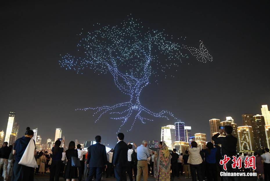 50多个国家的200多名外宾在重庆欣赏无人机灯光秀