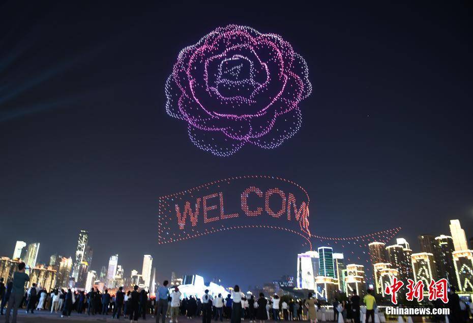 50多个国家的200多名外宾在重庆欣赏无人机灯光秀