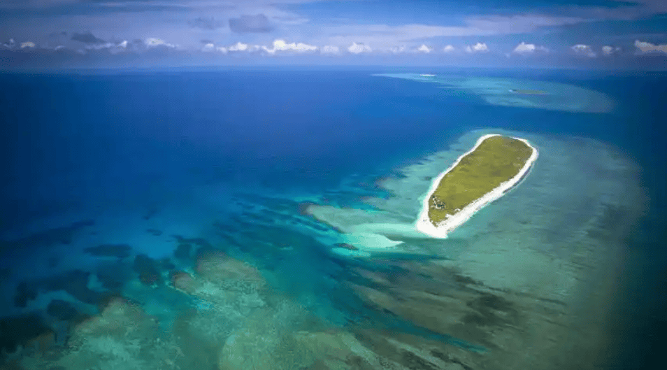 200米危险逼近！菲船“自杀式碰瓷”黄岩岛，现场画面轰动全球