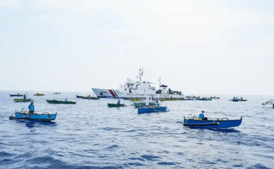 200米危险逼近！菲船“自杀式碰瓷”黄岩岛，现场画面轰动全球