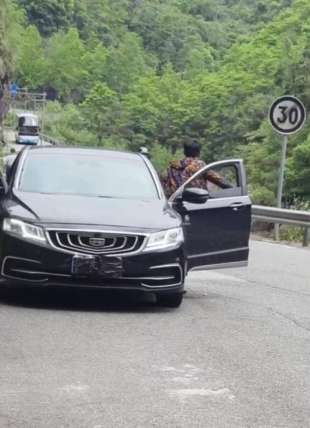 网友称风景区内“公务车”遮挡前后牌;永嘉交警:已关注,正核实