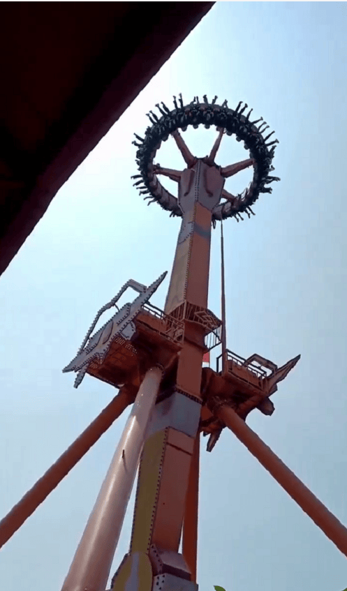 杭州乐园大摆锤悬停空中1分钟，有学生吓到“腿软”；乐园回应：“两边体重恰好持平，概率万分之一”