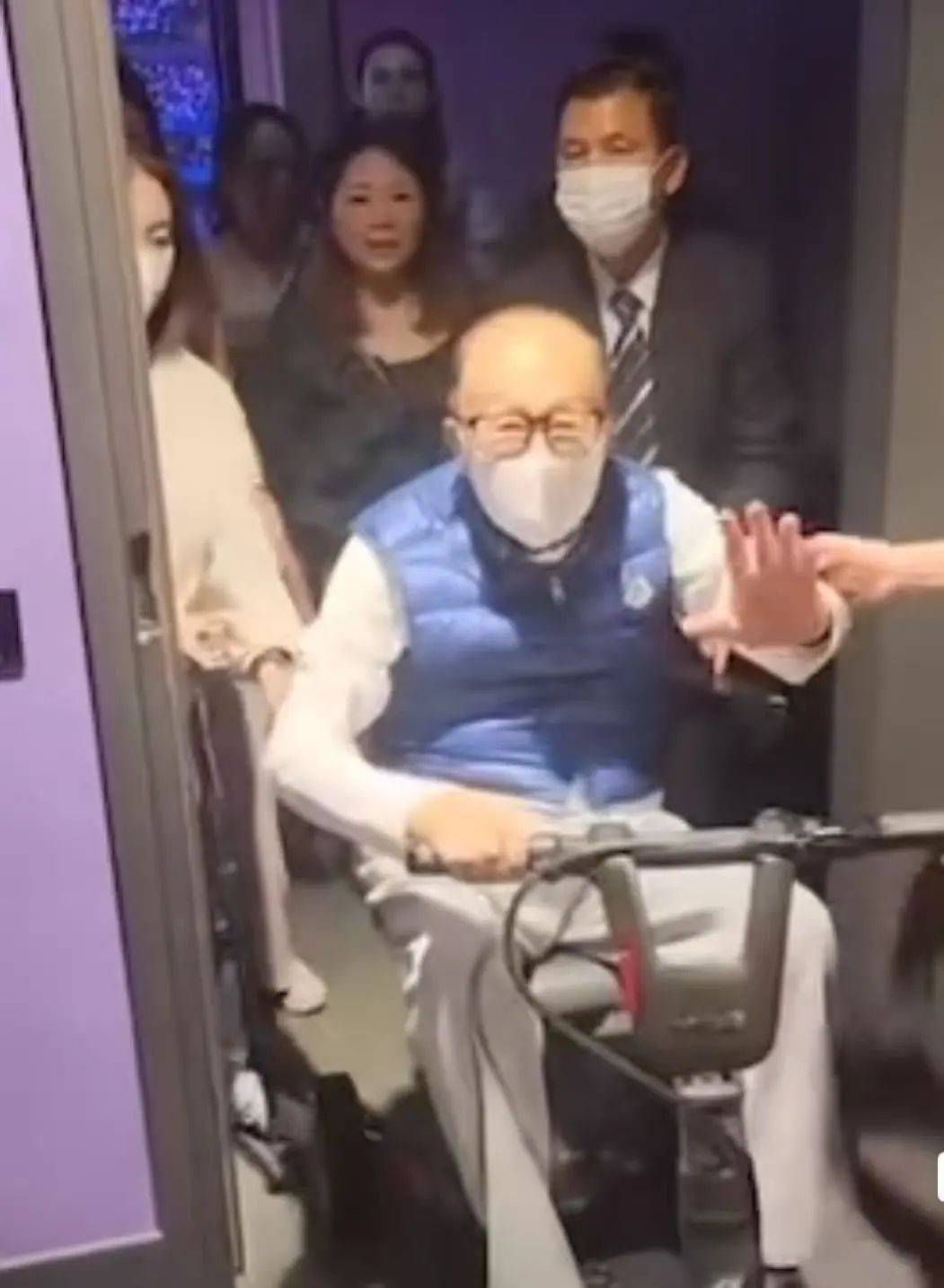 97岁李嘉诚和红颜知己周凯旋一同去看五月天演唱会，现场笑容不断，十分开怀，看起来精神十足