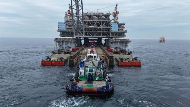 全球首次!“海上巨无霸”在大连安装完成