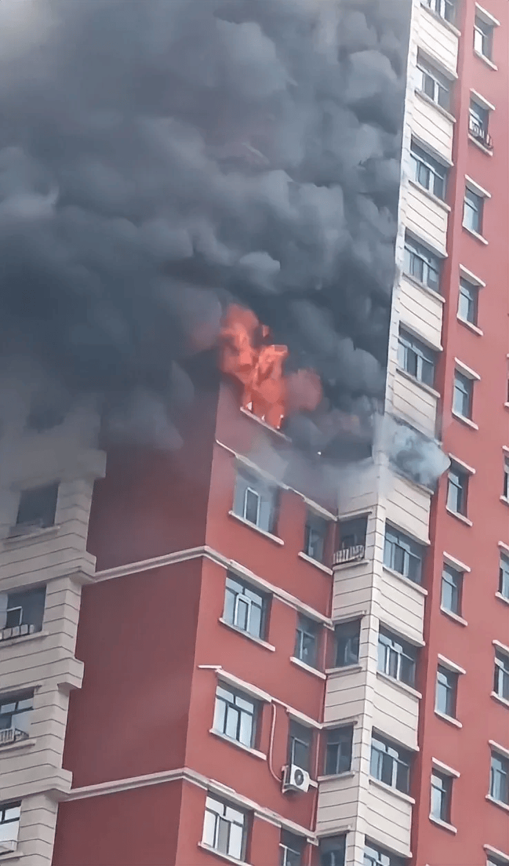 黑龙江一小区突发火情有人坠楼；北安消防：火已扑灭，事故原因正调查