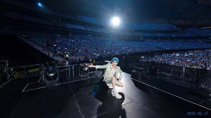 周深演唱会舞台上奔跑把鞋子跑飞，内增高鞋垫也甩出来了！网友：“打败周深的不是天真是无鞋”