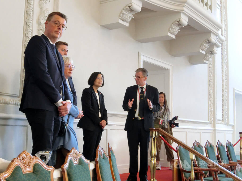 太自以为是！丹麦外长访华求合作，要求台海维持现状，中方回应透露特殊信号！