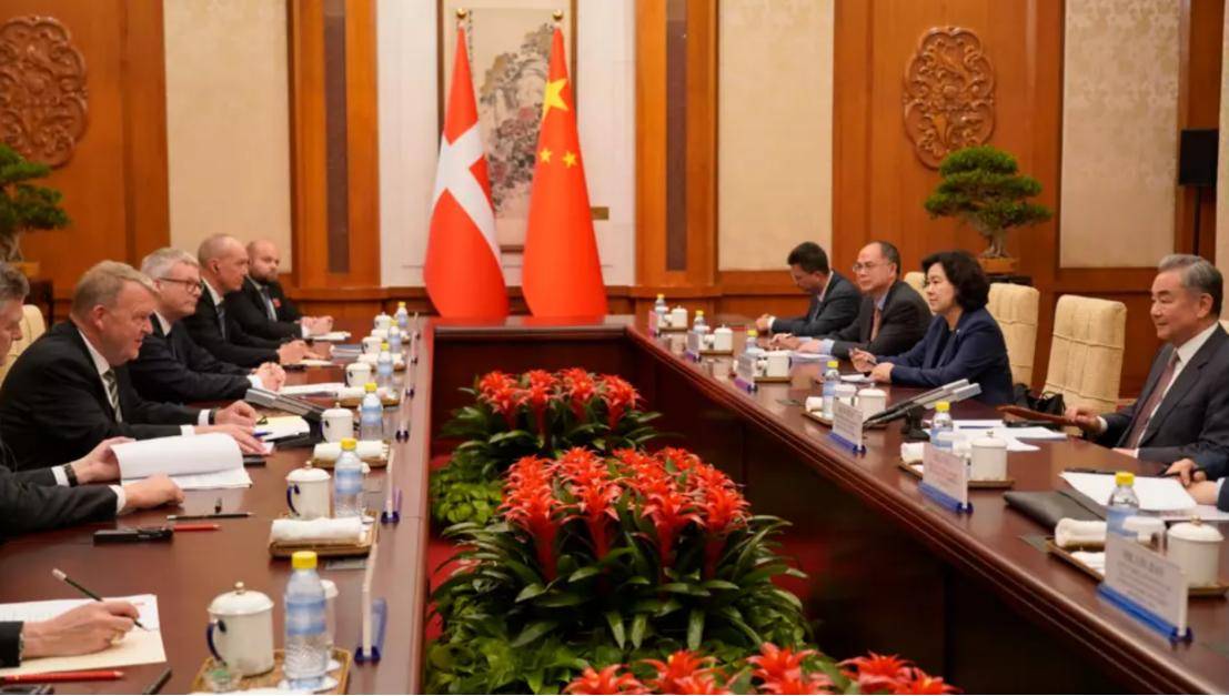 太自以为是！丹麦外长访华求合作，要求台海维持现状，中方回应透露特殊信号！