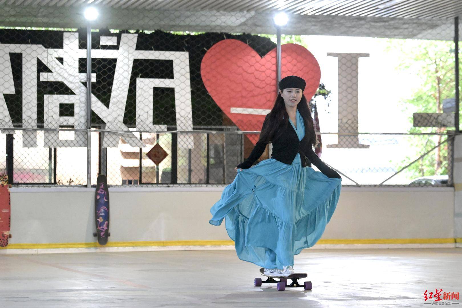 50岁刘阿姨在成都逆风翻盘：从多次病危，到滑板“少女”