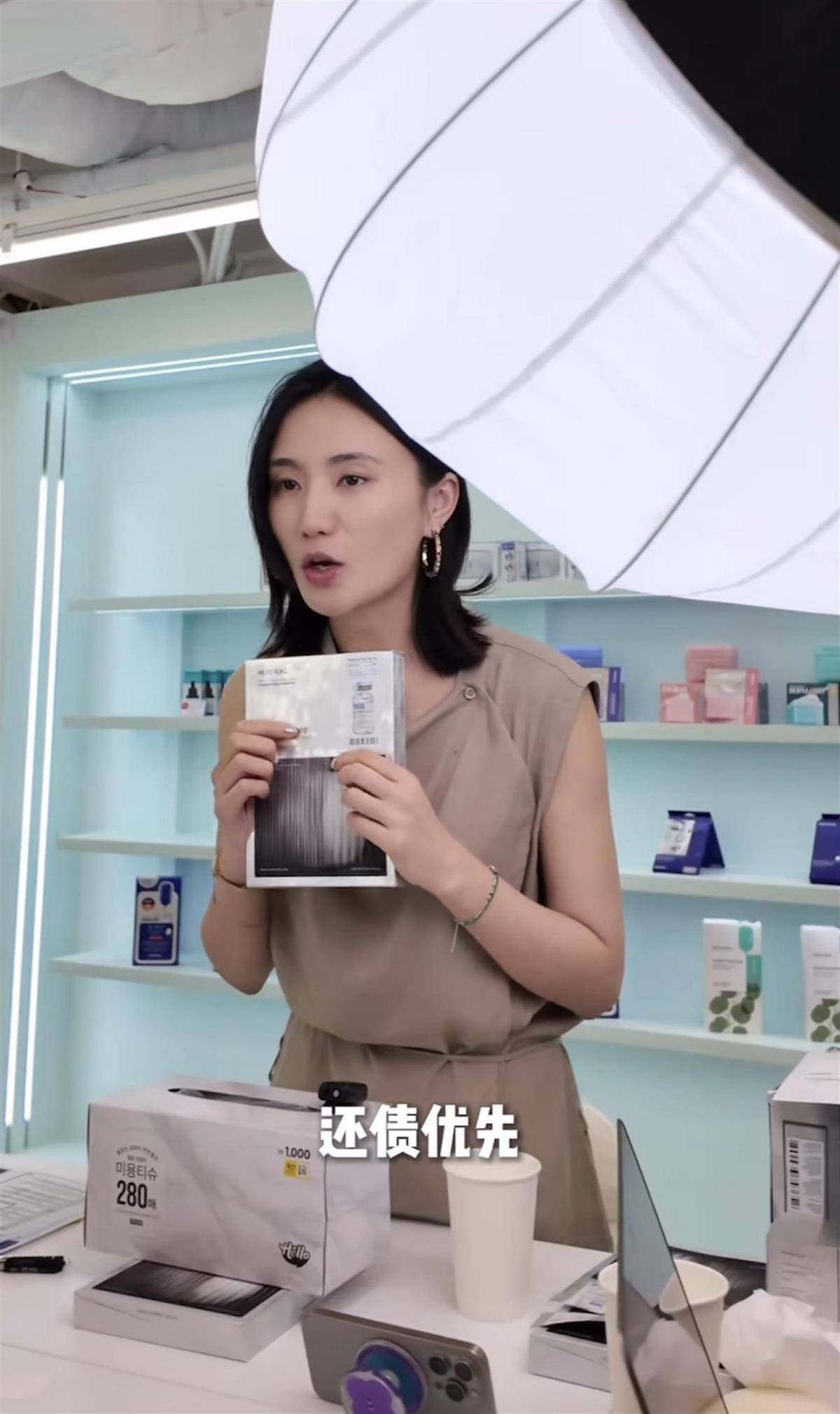 李亚鹏又离婚了？妻子发视频回应：没离，正在一起努力还债