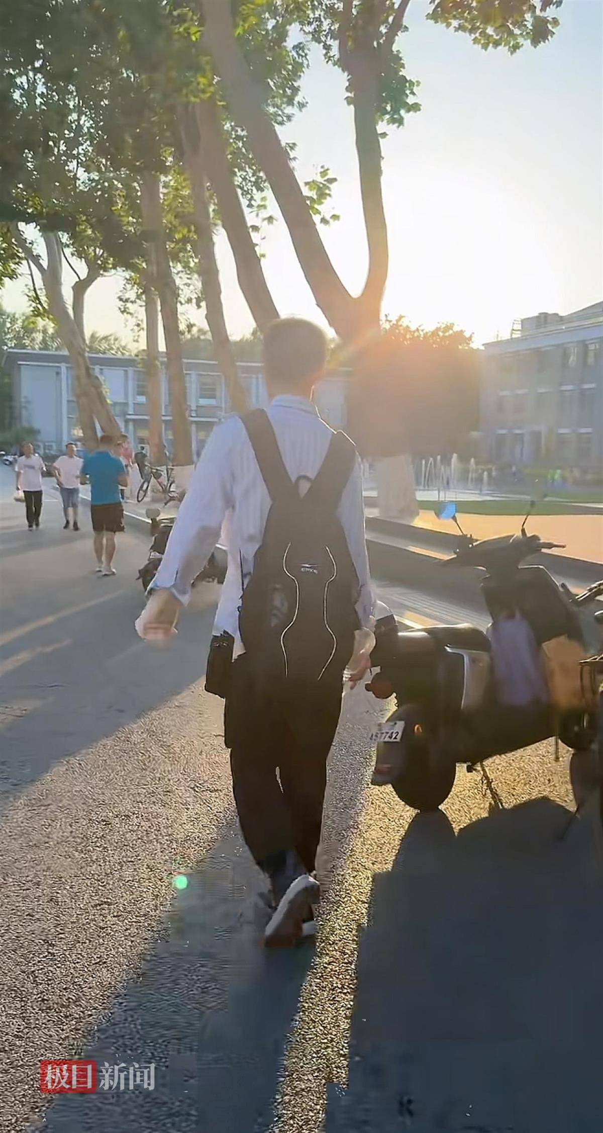 北大工会称正向学院了解韦东奕身体状态，派生活助理无先例，偶遇者称他状态比视频中好