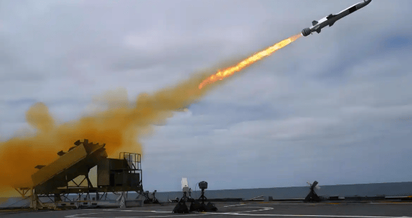 中美航母2V2,高强度对峙7天,华盛顿号率先开溜,匆匆返回母港