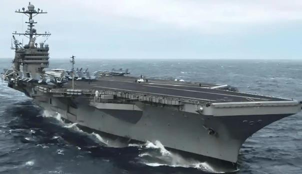中美航母2V2,高强度对峙7天,华盛顿号率先开溜,匆匆返回母港