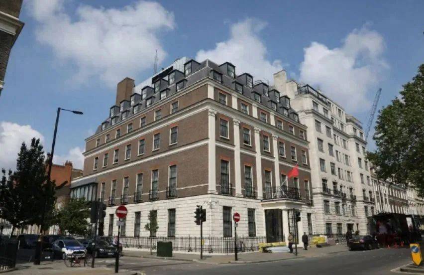 全票通过!不许中国建新使馆,中美刚谈完,特朗普逼英国对华出手