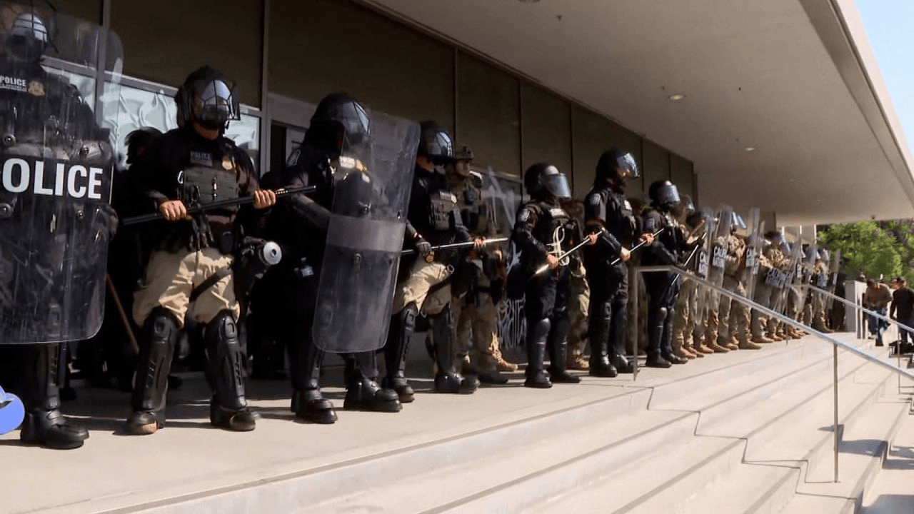 现役美军出动：700名海军陆战队员将进驻洛杉矶