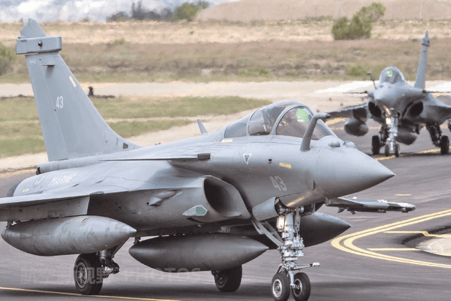 印度迎来军工重大突破,法国达索妥协启示深远,歼10也在背后助力?