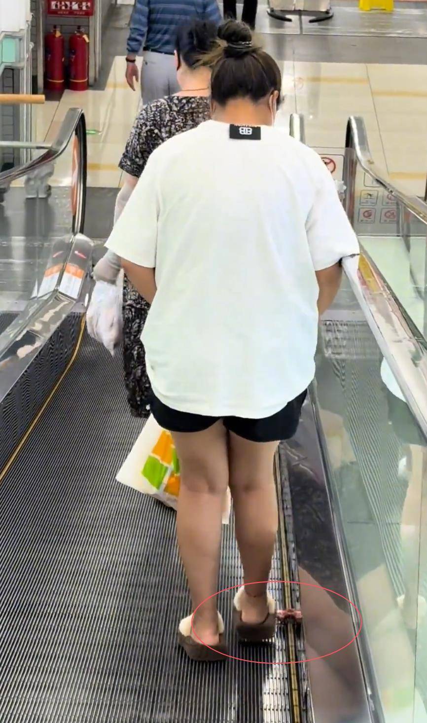 女子超市偷排骨从短裤掉到扶梯上？网友以为掉的是百元钞票，官方：已接到报案，正核查