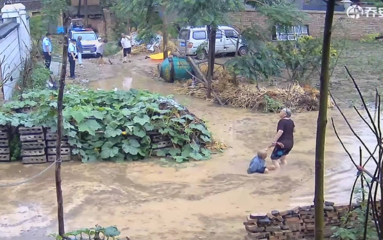 河南八旬老人水中摔倒民警未搀扶事件最新进展：当地相关负责人向家属当面道歉