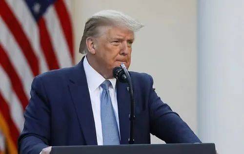 霍尔木兹海峡突发大火！特朗普警告：1400万人立即撤离，对外释放信号非同寻常