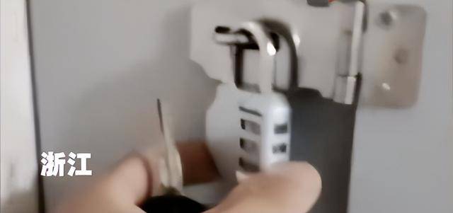 浙江一男子爆料当地公共厕所坑位门用密码锁锁住，官方回应