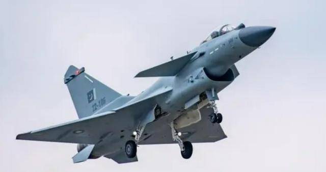 风头盖过歼20!歼10带着新战术亮相航展,美军未来几年都学不会